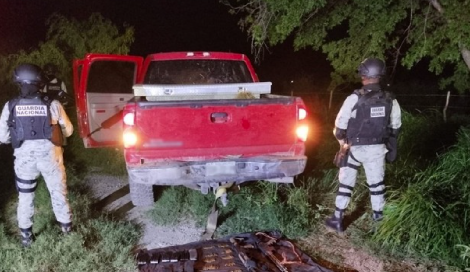 Guardia Nacional asegura camioneta con armas largas y material bélico en NL